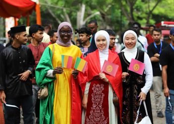 Pakaian Tradisional Lintas Benua Jadi Daya Pukau Parade Internasional di Aceh