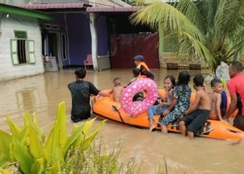 Brimob Polda Aceh Bantu Korban Banjir di Trumon