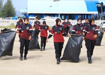 Personel Polda Aceh Bersihkan Sampah di TPI Lampulo