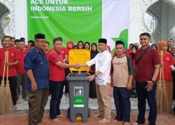 UPTD Masjid Raya Baiturrahman Terima Bantuan Tong Sampah