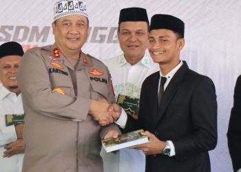 Kapolda Aceh Salurkan Buku dan Kitab di Dayah Oemar Diyan