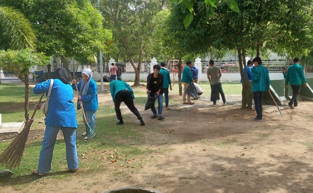 Jelang Ramadan, Sejumlah Mahsiswa Universitas Muhammadiyah Banda Aceh Bakti Sosial di Masjid Gampong Kota Baru
