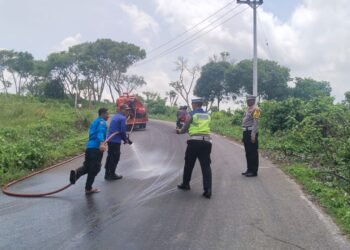 Satlantas Polres Aceh Selatan Bersihkan Tumpahan Minyak di Badan Jalan