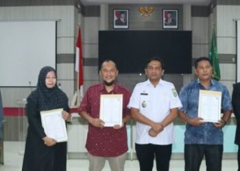 Pj Wali Kota Sabang serahkan sertifikat halal untuk 40 pelaku usaha